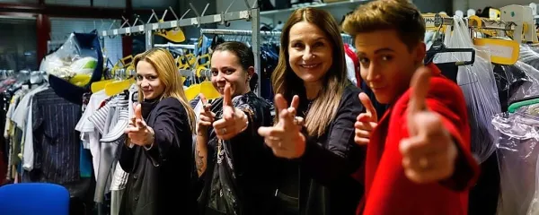 Priprave pred živo oddajo Znan obraz ima svoj glas na Pop TV. 
Fotografija je nastala v kostumografski sobi, med pripravo nastopajočih. Z leve: Tia Krašovec, Rozalija Reya, Tanja Škrbić 
Birgmajer, Anej Piletič.