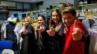 Priprave pred živo oddajo Znan obraz ima svoj glas na Pop TV. 
Fotografija je nastala v kostumografski sobi, med pripravo nastopajočih. Z leve: Tia Krašovec, Rozalija Reya, Tanja Škrbić 
Birgmajer, Anej Piletič.