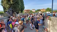 Nedavno urejeno tematsko pot, ki povezuje Čežarje in Dekane, je 
včeraj prehodilo 120 osnovnošolcev, danes zjutraj pa še 200.
