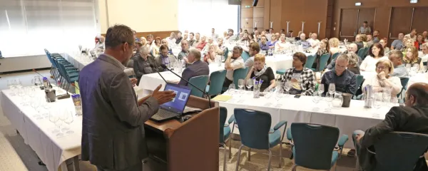 Pred polno Perlino dvorano so številni strokovnjaki - na fotografiji 
je dr. Klemen Lisjak - predstavili poglede potrebe po vodi v 
vinogradništvu.