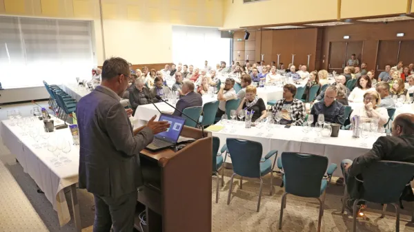 Pred polno Perlino dvorano so številni strokovnjaki - na fotografiji 
je dr. Klemen Lisjak - predstavili poglede potrebe po vodi v 
vinogradništvu.