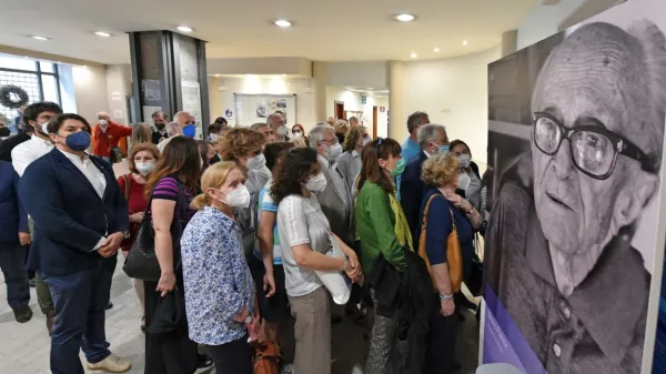 Pisateljev pozorni pogled na fotografiji v avli Narodnega doma