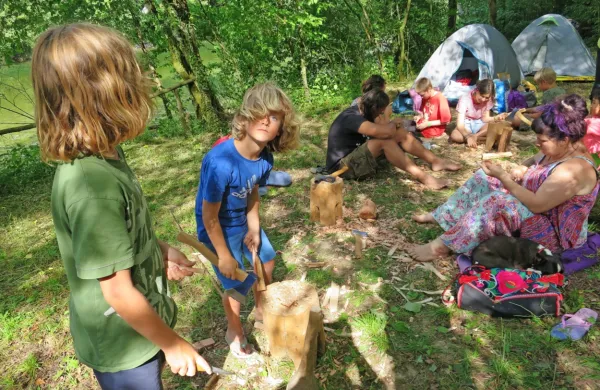 Na taboru Karajžewc (na fotografiji lanska delavnica izdelovanja 
lesenih predmetov) se bo do nedeljo zvrstila vrsta delavnic in 
predavanj o samooskrbi.