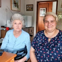 Jožica Ličen s sodelavko Karitas Tatjano Rupnik, ki vodi dobrodelno akcijo. 