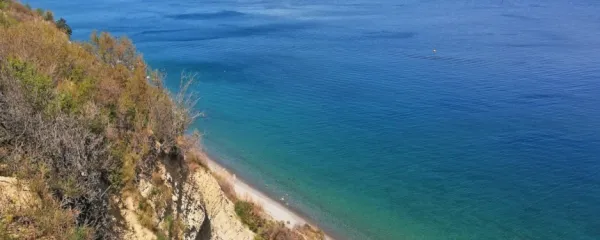 Pogled z izolskih  klifov, ko se pod njimi  še ne tare kopalcev.    
