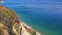 Pogled z izolskih  klifov, ko se pod njimi  še ne tare kopalcev.    