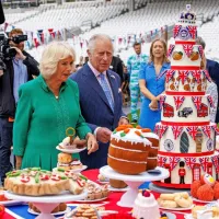 Princ Charles in Camilla na današnjem jubilejnem pikniku na 
londonskem stadionu za kriket.