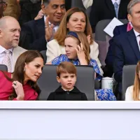 Slavje je od blizu spremljala tudi kraljičina snaha Kate, na 
fotografiji z mlajšim dvema otrokoma Louisom in Charlotte.
