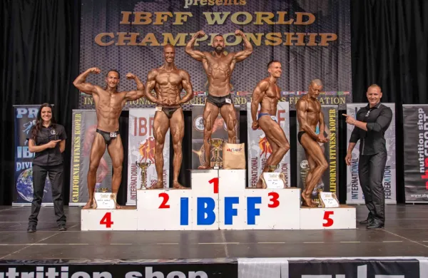 Najboljši v kategoriji  mr. fitness; na drugi stopnički stoji Gregor Dobrotinšek, na prvi Danijel Djujić, na tretji Luka Filipič, na peti pa 
Anton Obrstar.