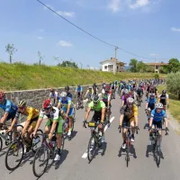 V soboto dopoldne je iz Ljubljane na 108 kilometrov dolgo pot 
proti Brdom krenila karavana 800 kolesarjev na 26. kolesarskem 
maratonu Junaki vinogradov.
