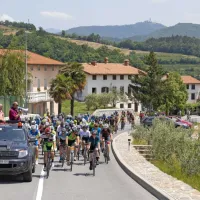 V soboto dopoldne je iz Ljubljane na 108 kilometrov dolgo pot 
proti Brdom krenila karavana 800 kolesarjev na 26. kolesarskem 
maratonu Junaki vinogradov.