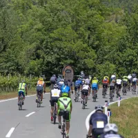 V soboto dopoldne je iz Ljubljane na 108 kilometrov dolgo pot 
proti Brdom krenila karavana 800 kolesarjev na 26. kolesarskem 
maratonu Junaki vinogradov.