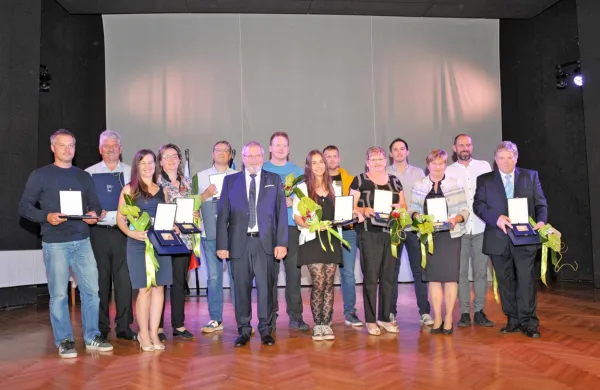 Občinske plakete si je prislužilo enajst posameznikov, podjetij, 
društev, vaščanov in šola. 