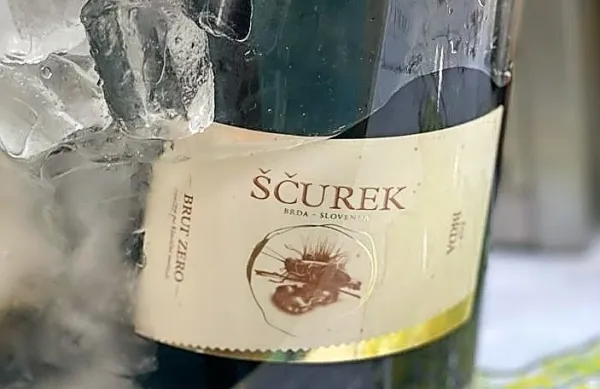 Penina brut zero 2019 iz briške kleti Ščurek je na Decanterjevem 
tekmovanju dobila 97 od 100 točk.