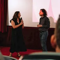 Direktorica Zavoda Otok Lorena Pavlič in programski sodelavec 
Nicola Falcinella pred projekcijo dokumentarca