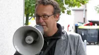 Andrej Blatnik se je že večkrat povzpel na vrh slovenske proze, tu in tam, kadar je treba, pa se jasno oglasi tudi v javnosti.  