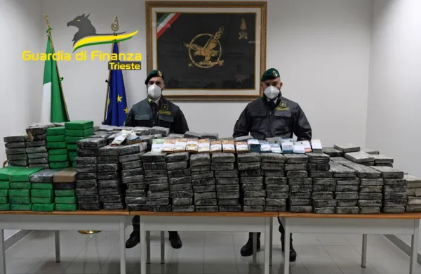 Na  novinarski konferenci   v  Trstu  so   poudarili  tudi  pomen  mednarodnega  sodelovanja  pri     preiskavah     kriminalnih  združb,  ki    
kokain  tihotapijo  iz  Južne  Amerike v Evropo.  