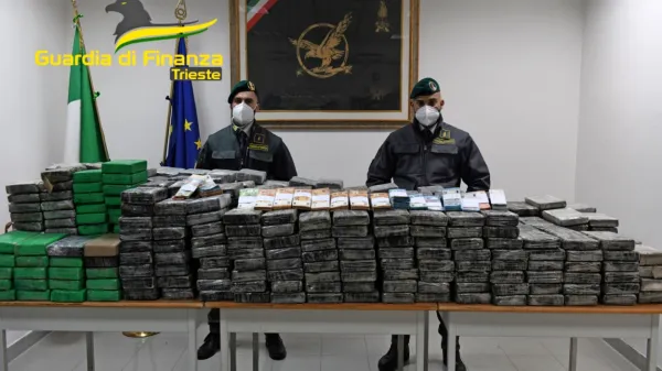 Na  novinarski konferenci   v  Trstu  so   poudarili  tudi  pomen  mednarodnega  sodelovanja  pri     preiskavah     kriminalnih  združb,  ki    
kokain  tihotapijo  iz  Južne  Amerike v Evropo.  