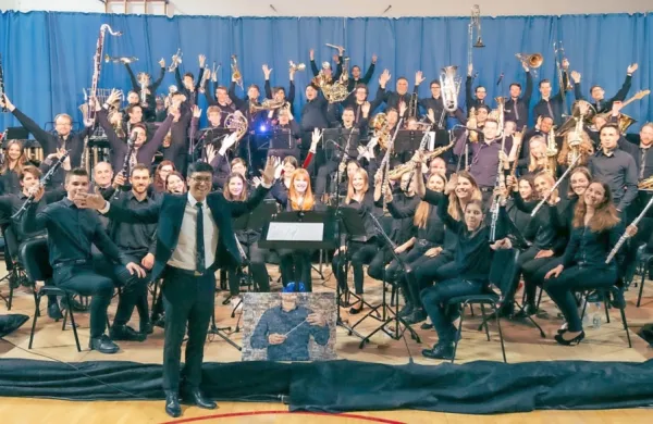  Pihalni orkester Komen  je domače in tuje odre desetletje osvajal   pod taktirko  Simona Perčiča, zadnje desetletje pa mladostno energijo ohranja pod vodstvom  Matije Tavčarja. 