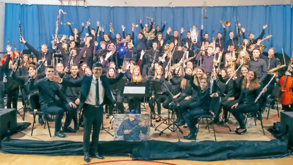  Pihalni orkester Komen  je domače in tuje odre desetletje osvajal   pod taktirko  Simona Perčiča, zadnje desetletje pa mladostno energijo ohranja pod vodstvom  Matije Tavčarja. 