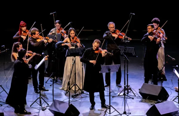  Stefan Milenković, obdan z orkestrom  Camerata Novi Sad, je občinstvo osvojil tako z osupljivimi interpretacijami kakor s komunikativnostjo.  