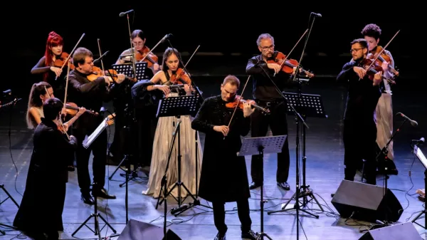  Stefan Milenković, obdan z orkestrom  Camerata Novi Sad, je občinstvo osvojil tako z osupljivimi interpretacijami kakor s komunikativnostjo.  