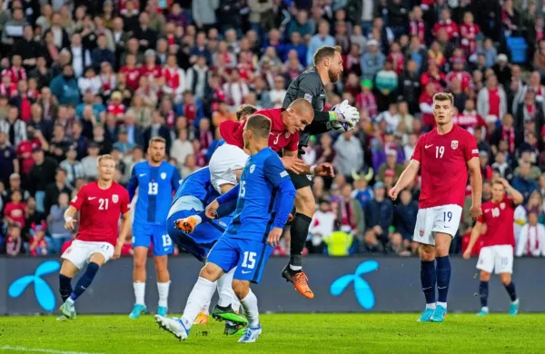 Jan Oblak (z žogo) je imel tokrat dovolj pomoči soigralcev, ki pa po 
tekmi niso dajali izjav.