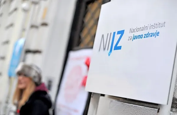 Po tistem, ko je na osnovni šoli v Marezigah nad Koprom več otrok 
imelo prebavne težave, o podobnih težavah poročajo tudi iz šole 
v naravi v Ankaranu. 