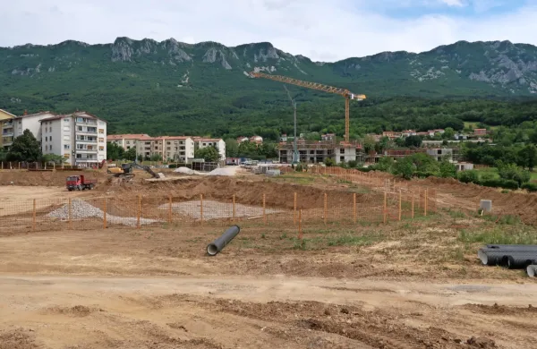 Ajdovski stanovanjski sklad namerava v novi stanovanjski  soseski 
na Ribniku kupiti pet stanovanj.  