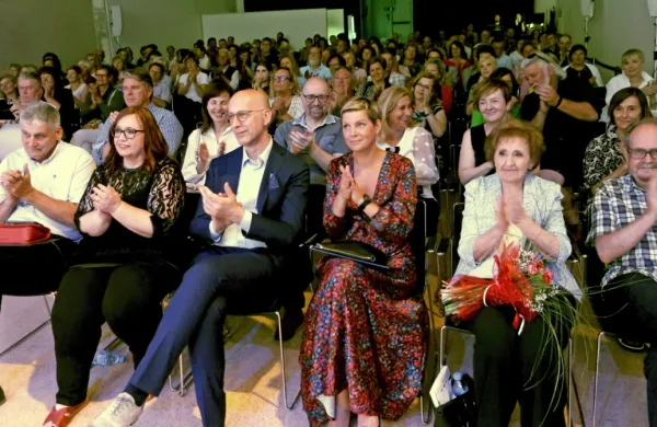 Librisovim 30 letom je glasno zaploskala polna dvorana sv. Frančiška. V prvi vrsti z desne: slavnostni govornik, pesnik in predsednik Društva Bralna značka Marko Kravos, začetnica 
uspešne zgodbe Alojzija Zavnik, županova svetovalka za kulturo Vesna Pajić,  podžupan Mario Steffè ter glavna motorja družinske knjigarne in založbe Ingrid in Uroš Celestina. 