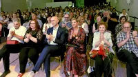 Librisovim 30 letom je glasno zaploskala polna dvorana sv. Frančiška. V prvi vrsti z desne: slavnostni govornik, pesnik in predsednik Društva Bralna značka Marko Kravos, začetnica 
uspešne zgodbe Alojzija Zavnik, županova svetovalka za kulturo Vesna Pajić,  podžupan Mario Steffè ter glavna motorja družinske knjigarne in založbe Ingrid in Uroš Celestina. 