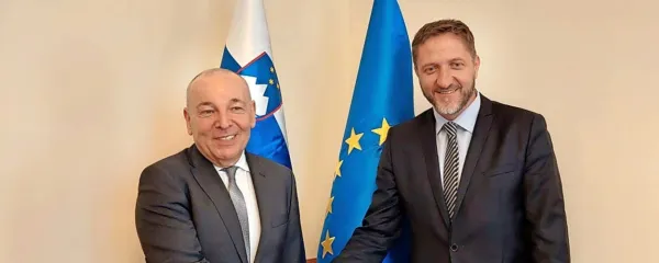 Primopredaja poslov med dosedanjim ministrom za finance mag. 
Andrejem Šircljem (levo) in novim ministrom za finance Klemnom 
Boštjančičem.

