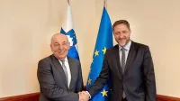Primopredaja poslov med dosedanjim ministrom za finance mag. 
Andrejem Šircljem (levo) in novim ministrom za finance Klemnom 
Boštjančičem.

