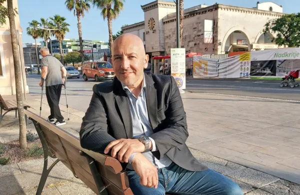 Miodrag Majić pred koprskim Domom knjige, kjer je predstavil svoje Otroke zla.