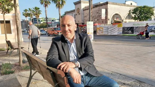 Miodrag Majić pred koprskim Domom knjige, kjer je predstavil svoje Otroke zla.