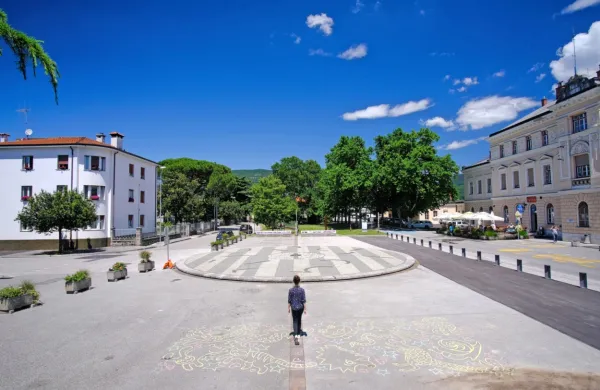 Osrednje prizorišče  bo Trg Evrope, ki naj bi ga prenovili do sredine 
leta 2024. “Gre počasneje, kot smo želeli. A smo še v časovnici,” 
pravi namestnik direktorice EZTS GO Tomaž Konrad. 