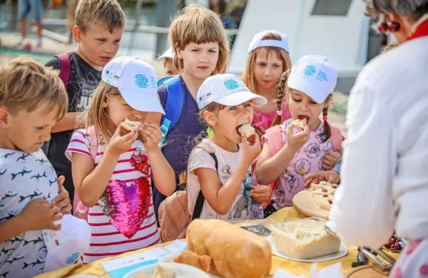 Predšolski otroci so iz rok Emilije Pavlič prejeli kruh z bakalajem in domače češnje, zatem pa še brodet. 