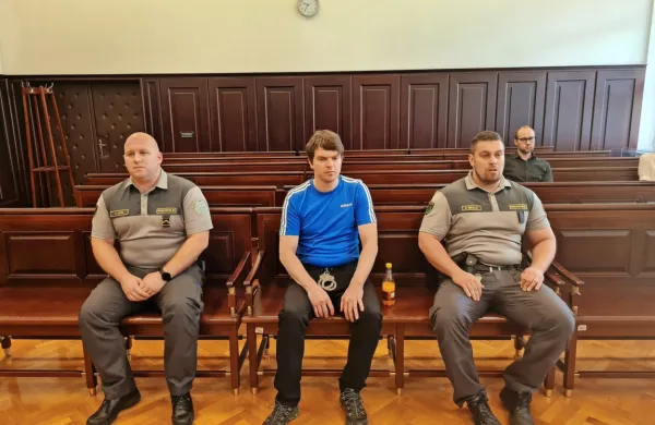 Novogoriško sodišče bo Matjažu Erženu (v sredini) v teh dneh 
določilo kazen za pet kaznivih dejanj.