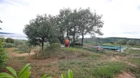 Pod kmetijskim zemljiščem na Seči, ki je v lasti Jelene Radić in na 
katerem že stoji nelegalno zgrajen stanovanjski objekt, je  stalo 
arheološko najdišče sv. Marija na Seči z ostanki iz drugega 
stoletja.