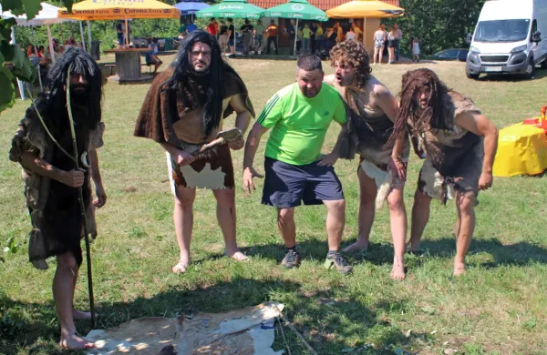 Krapinski neandertalci s predsednikom KS Reka Dušanom Šturmom v pripravah na netenje ognja za peko postrvi. 