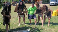 Krapinski neandertalci s predsednikom KS Reka Dušanom Šturmom v pripravah na netenje ognja za peko postrvi. 