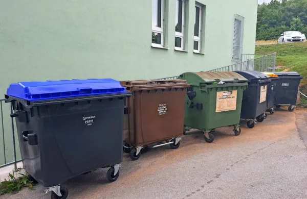 Koncesionar Publikus te dni deli še zadnje zabojnike z modrim 
pokrovom, ki jih bodo praznili na štiri tedne.