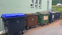 Koncesionar Publikus te dni deli še zadnje zabojnike z modrim 
pokrovom, ki jih bodo praznili na štiri tedne.