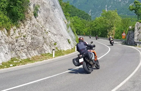 V nedeljskem poostrenem nadzoru so policisti prestregli le dva 
prehitra motorista, več je bilo drugih prekrškov.