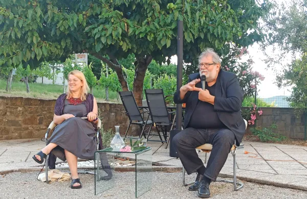  Ervin Hladnik Milharčič (desno) je s svojim inteligentnim humorjem  v pogovoru s Kajo Širok odprl mikrofestival NaMesto 
knjige.