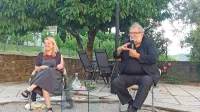  Ervin Hladnik Milharčič (desno) je s svojim inteligentnim humorjem  v pogovoru s Kajo Širok odprl mikrofestival NaMesto 
knjige.