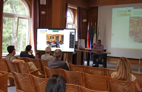 Partnerji pravkar sklenjenega čezmejnega projekta IMBI bodo 
sodelovali še naprej s ciljem vpeljati zdravljenje sklepnih okužb z 
bakteriofagi takrat, ko antibiotiki odpovedo, so med drugim 
sklenili ob koncu projekta minuli petek in se spomnili tudi prvega 
srečanja januarja leta 2020.  