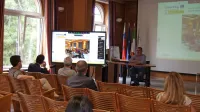 Partnerji pravkar sklenjenega čezmejnega projekta IMBI bodo 
sodelovali še naprej s ciljem vpeljati zdravljenje sklepnih okužb z 
bakteriofagi takrat, ko antibiotiki odpovedo, so med drugim 
sklenili ob koncu projekta minuli petek in se spomnili tudi prvega 
srečanja januarja leta 2020.  