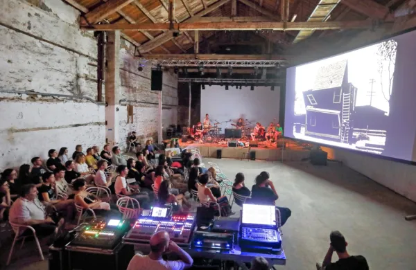 Zagrebška zasedba Porto Morto je v ponedeljek z glasbo v živo spremljala neme filmske mojstrovine 
Busterja Keatona, legende tako imenovane fizične komedije. 