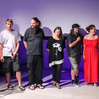  Organizatorji festivala med uvodnim nagovorom. Z leve: Vesna 
Pajić, Gabriele Steffe, Borut Jerman, Lorena Pavlič, Aljaž Novak, 
Emilija Kastelic, Ana Markežič 